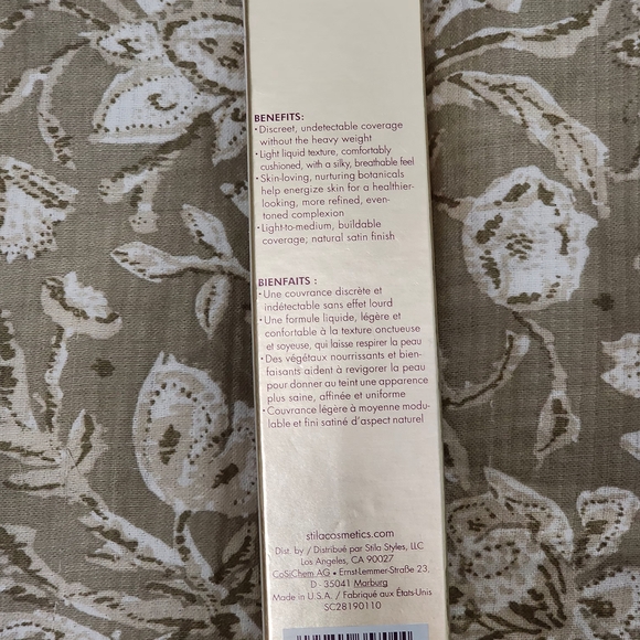 Stila Hide & Chic Foundation - Picture 2 of 7